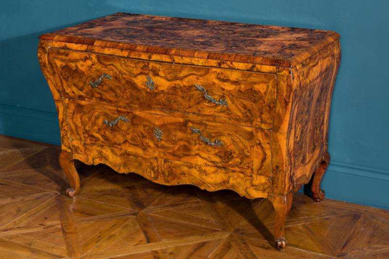 Comò di forma bombata lastronato in legno di noce e radica di noce, Comò di forma bombata lastronato in legno di noce e radica di noce   